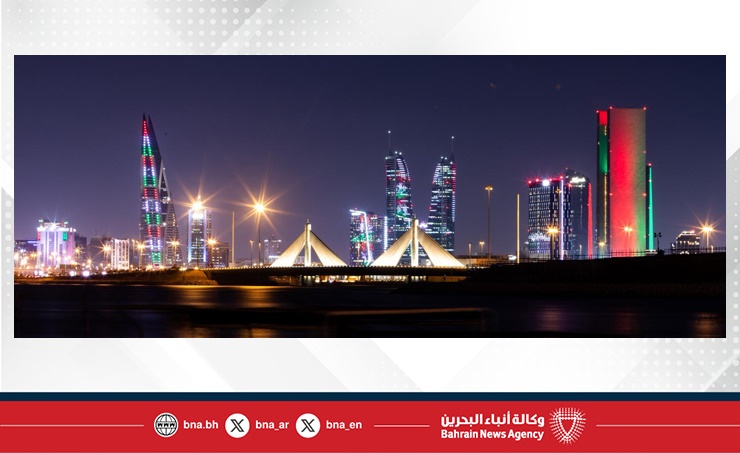 مباني مملكة البحرين تتزين بألوان العلم العماني احتفاء باليوم الوطني لسلطنة عمان الشقيقة